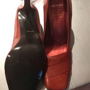 Beautiful Bronx leather new without tags